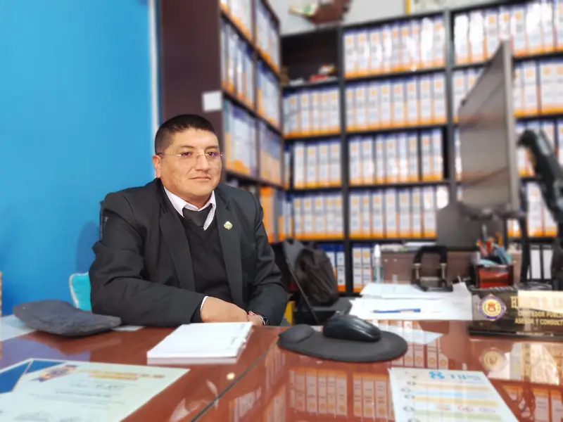 CPC Heber E. Lanza Cayo en su escritorio de Grupo Martí
